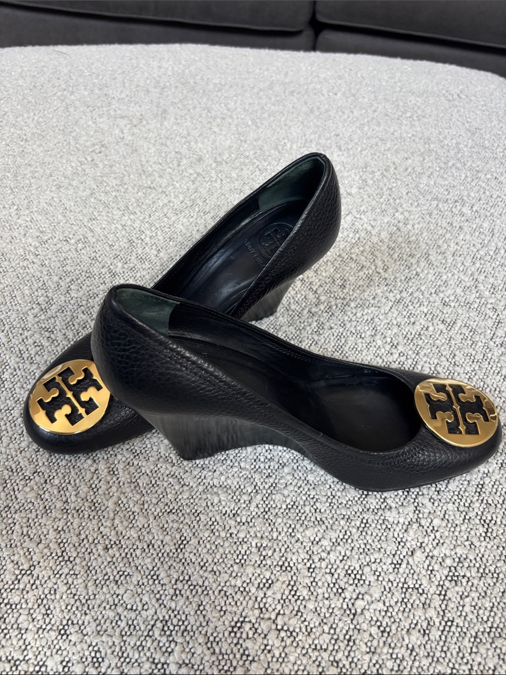 New! Tory Burch Black Pebbled Leather Wedge Heels Gold Logo 9 - Picture 11 of 11